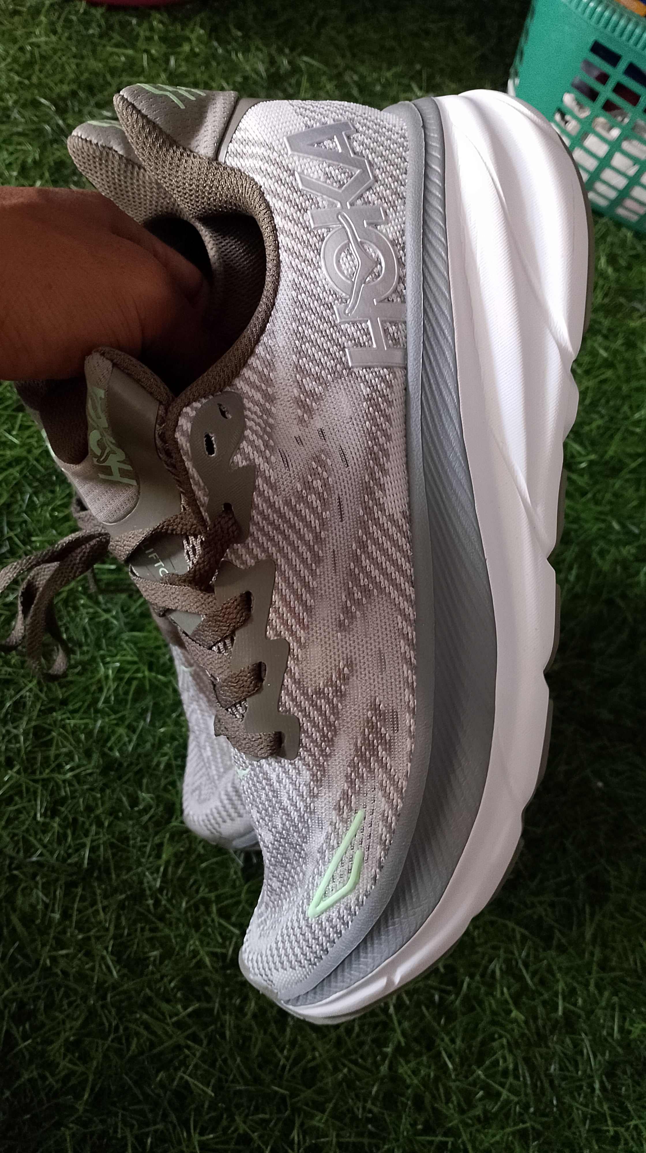 Hoka Clifton 9 "Olive Haze / Mercury" dengan kode gaya/SKU 1127895-OHMR foto 5