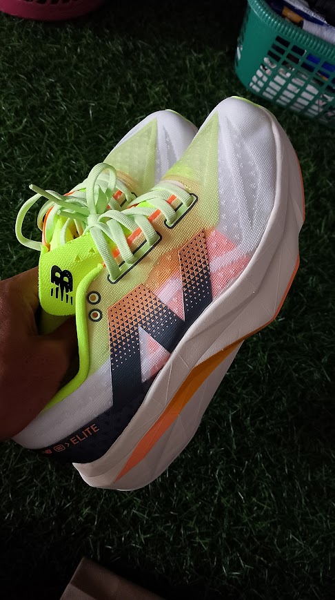 New Balance FuelCell SuperComp Elite v4 "White Lime Mango" (atau White/Hot Mango)