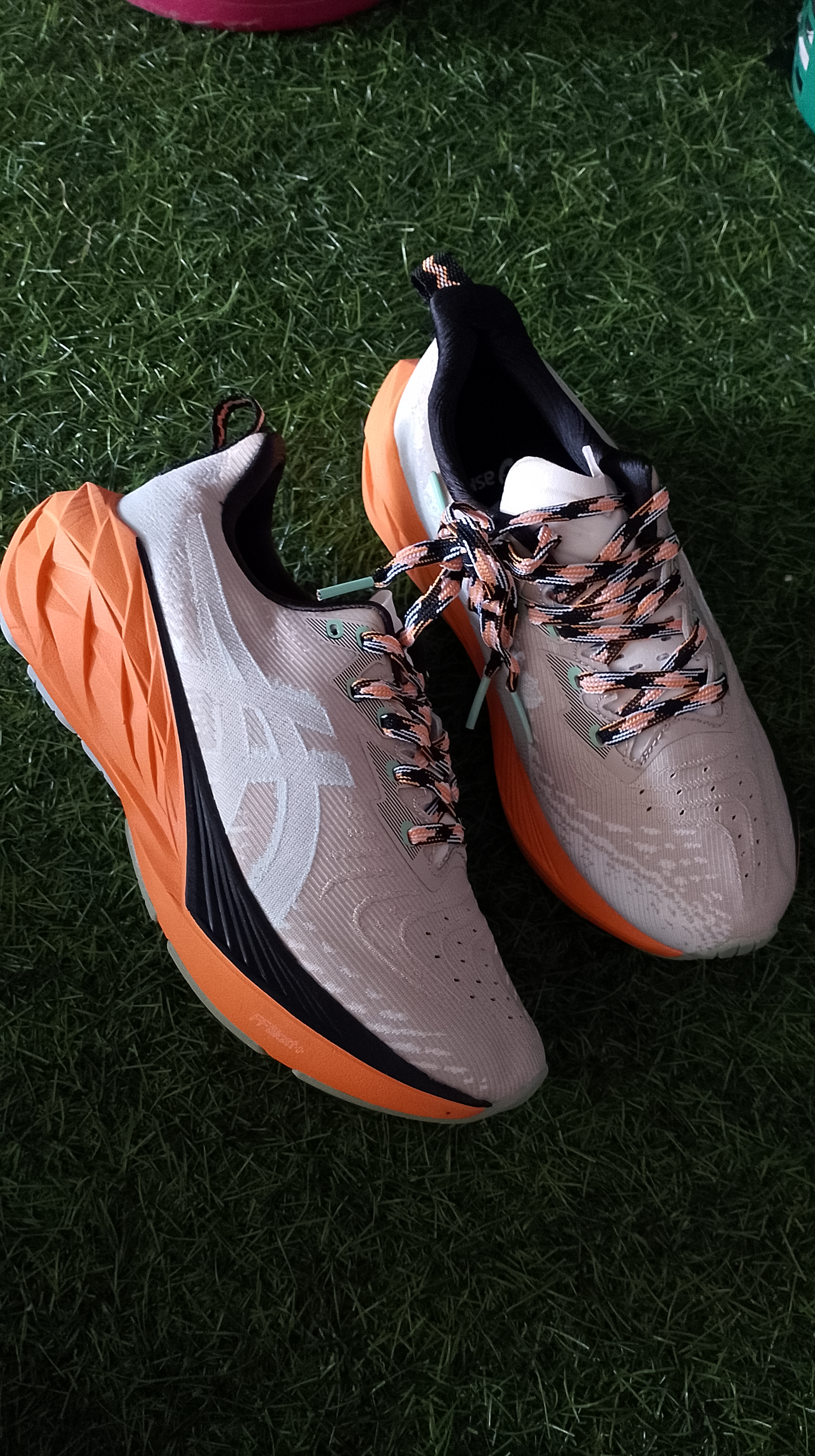 ASICS Novablast 4 TR "Nature Bathing" (Fellow Yellow/Orange) foto 4