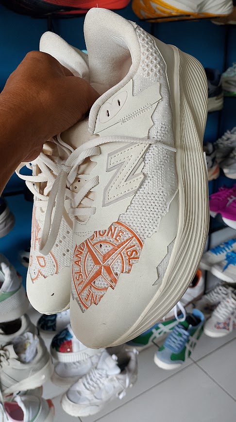 Stone Island x Tokyo Design Studio x New Balance FuelCell RC Elite v2 "White" (Cream/Orange) foto 2