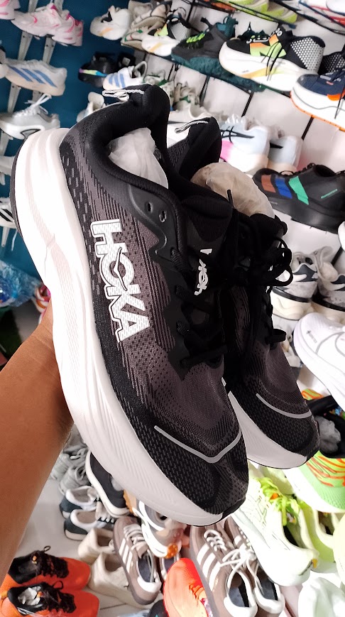 sepatu lari hoka foto 5