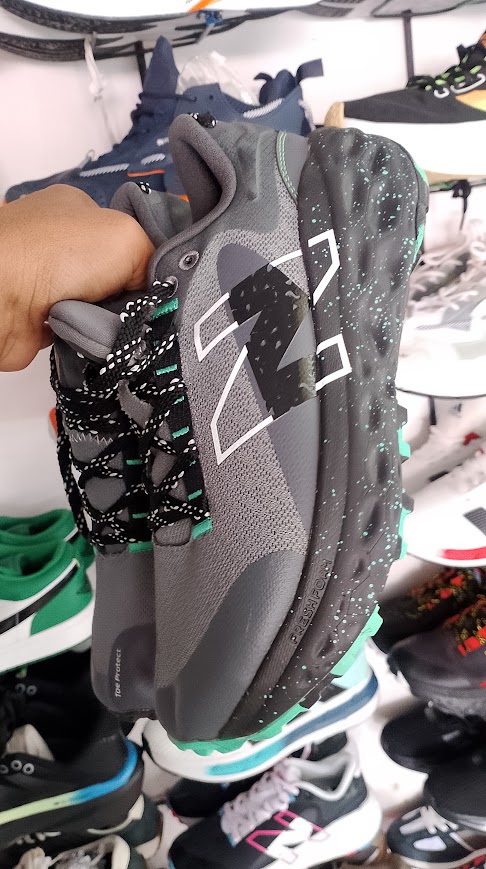 sepatu lari trail run foto 2
