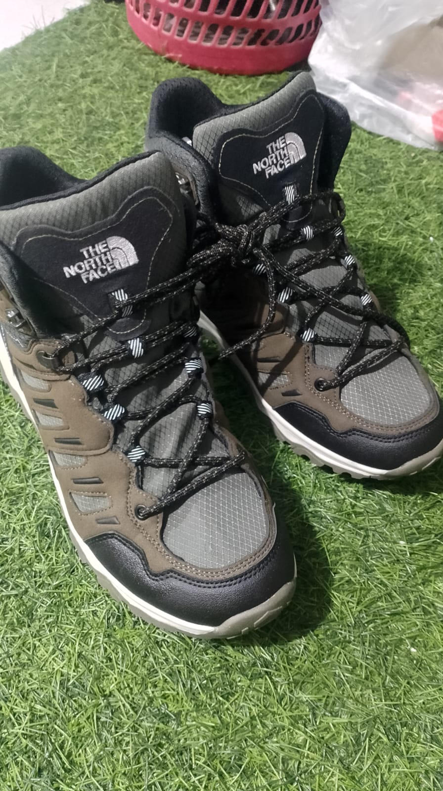 Hiking mid-cut dari merek The North Face foto 2