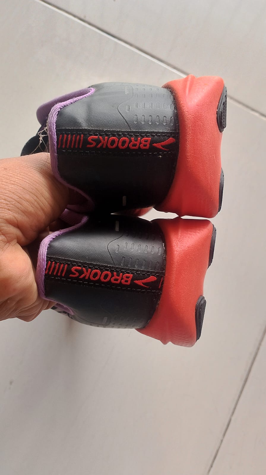 sepatu lari cewek brooks foto 4