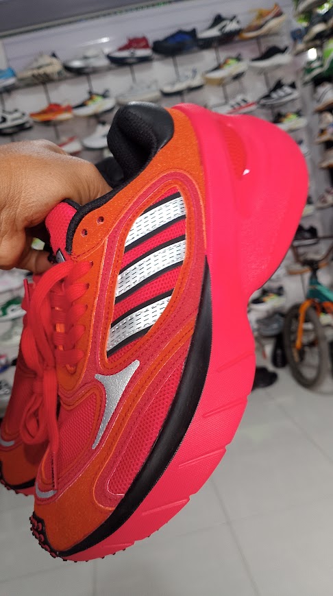 sepatu sneakers merah foto 2