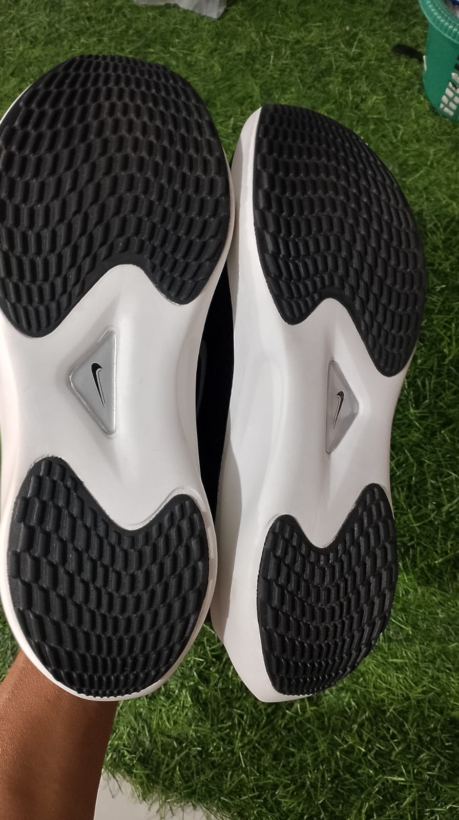 Nike Downshifter 13 in the popular "Black/White" colorway foto 2