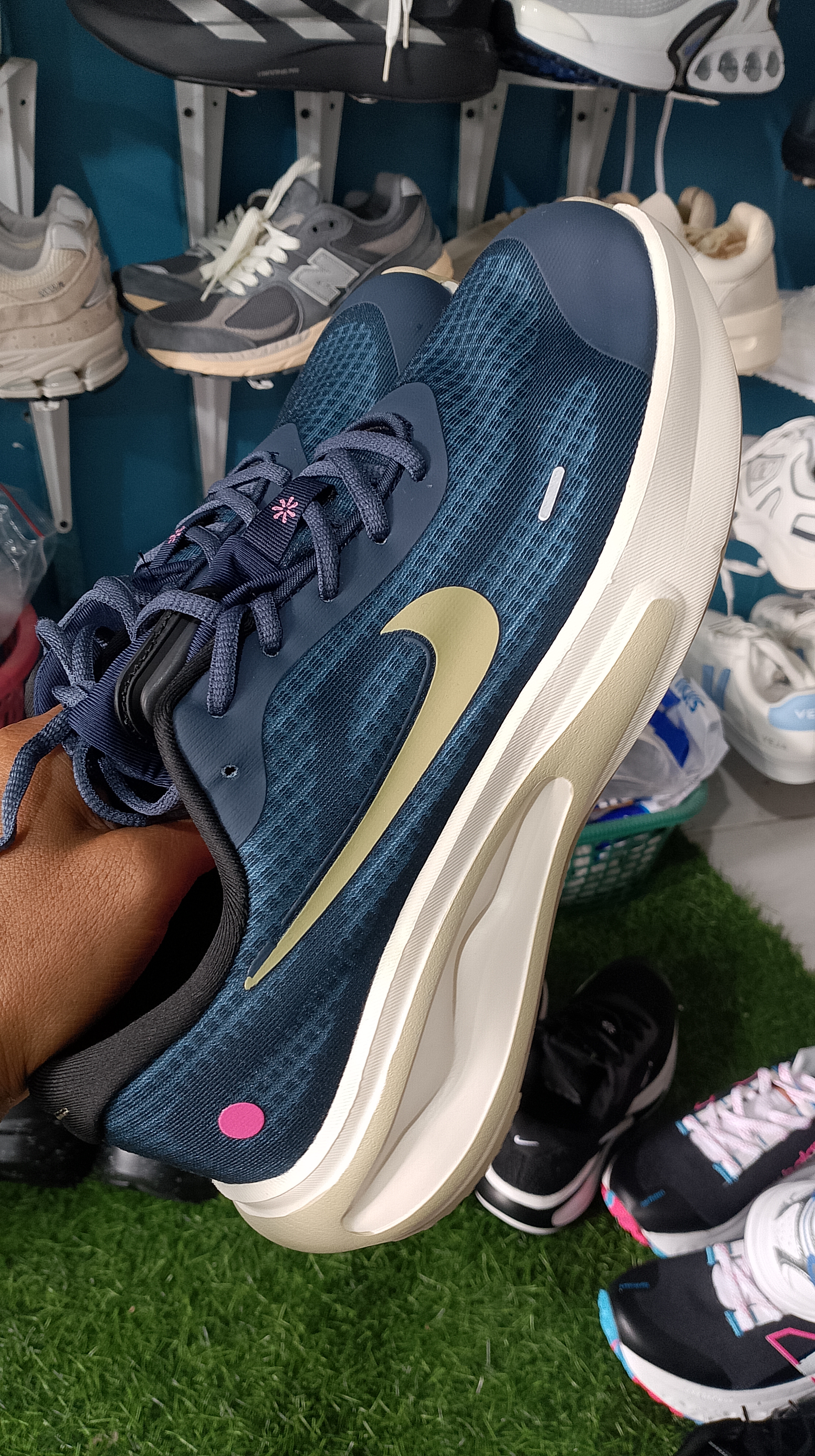 sepatu lari nike bro foto 4
