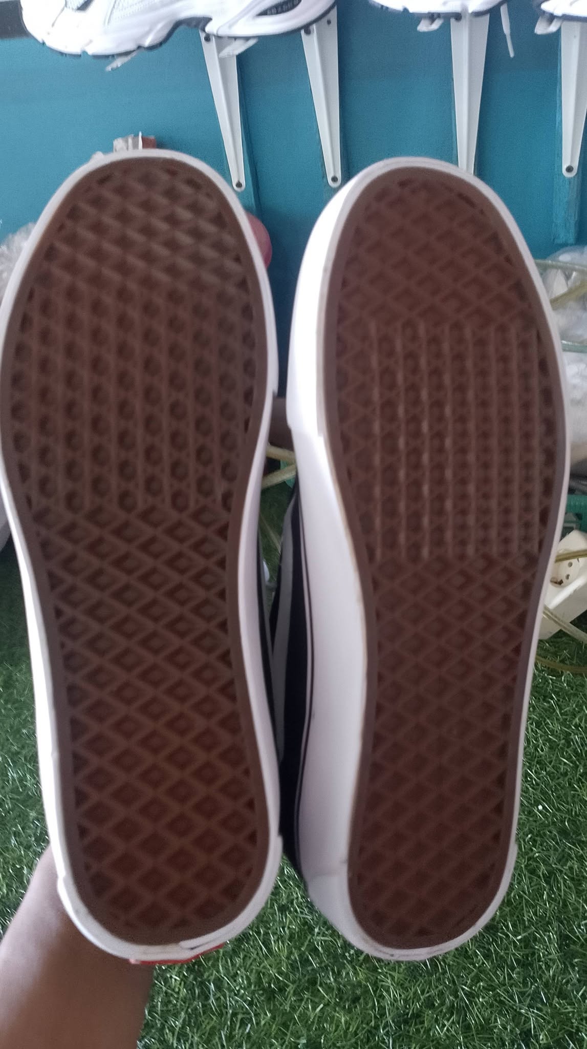 vans hitam putih foto 4