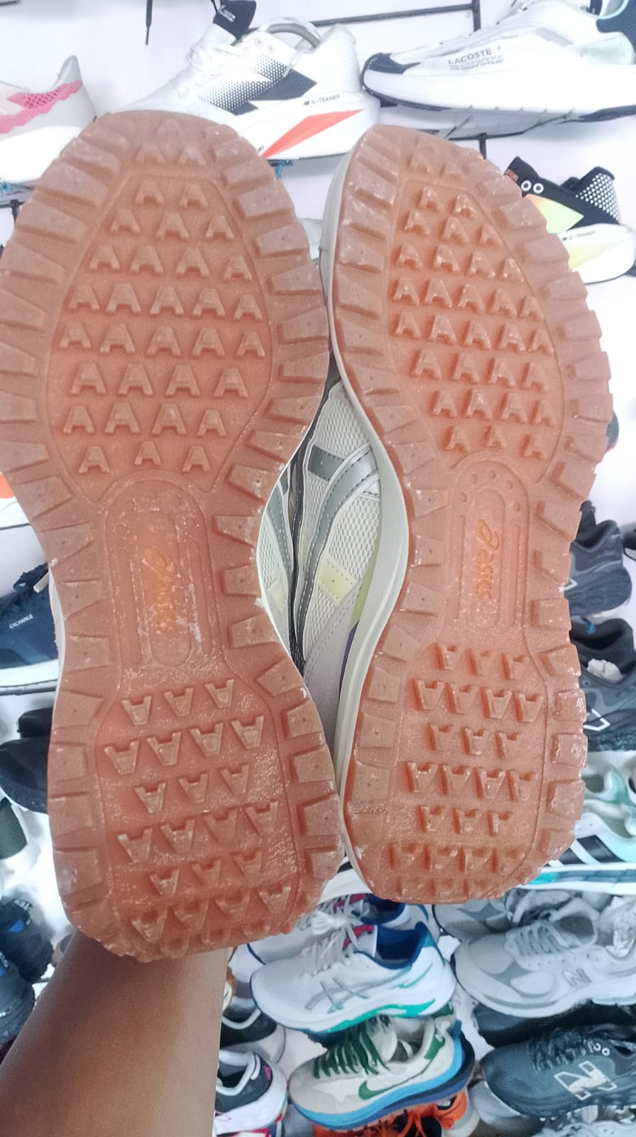 sepatu asics pria foto 2