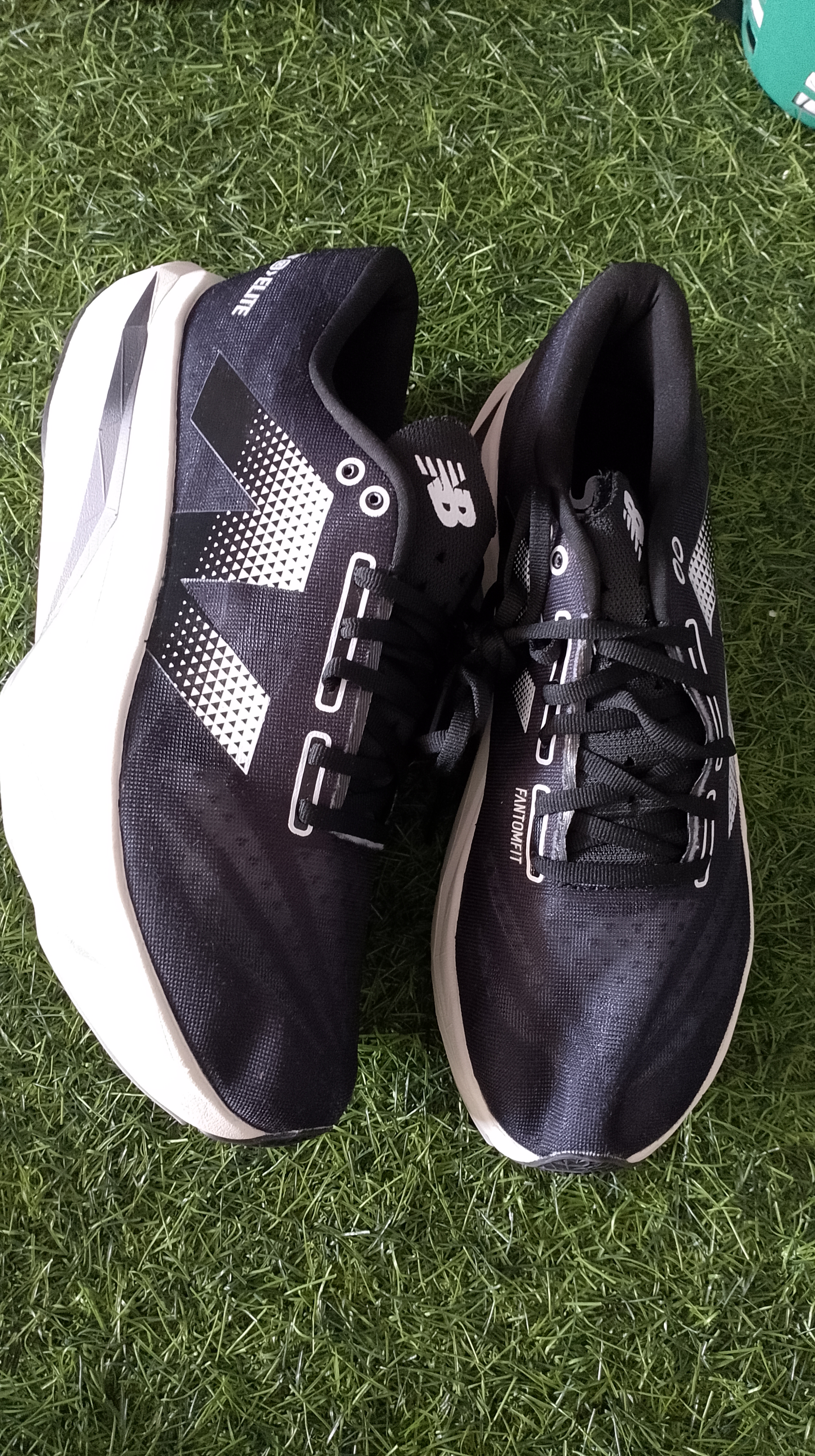 New Balance FuelCell Rebel v4 "Black/White" (atau "Graphite" foto 4