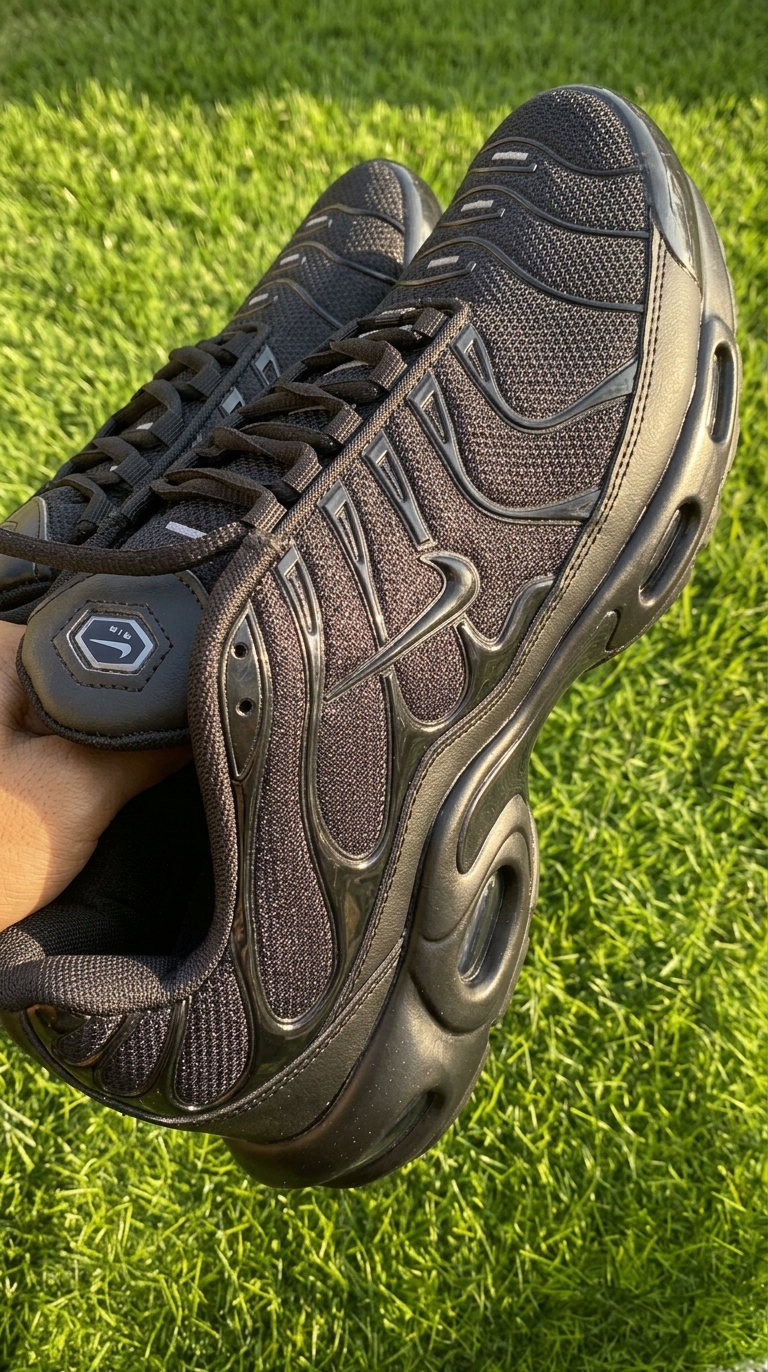 nike tn fullblack bro.....