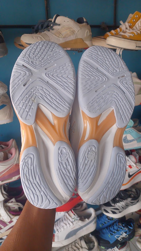 ASICS Netburner Ballistic FF 4 in the White/Champagne foto 3
