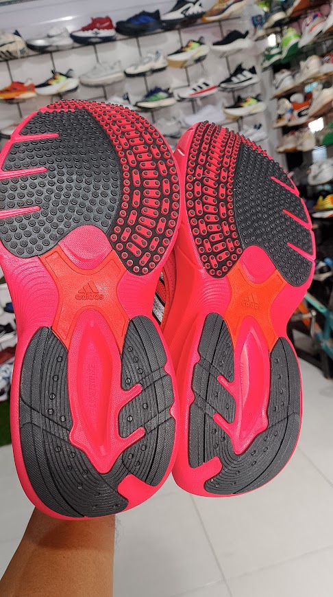 sepatu sneakers merah foto 5
