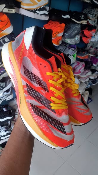 sepatu lari adizero foto 2
