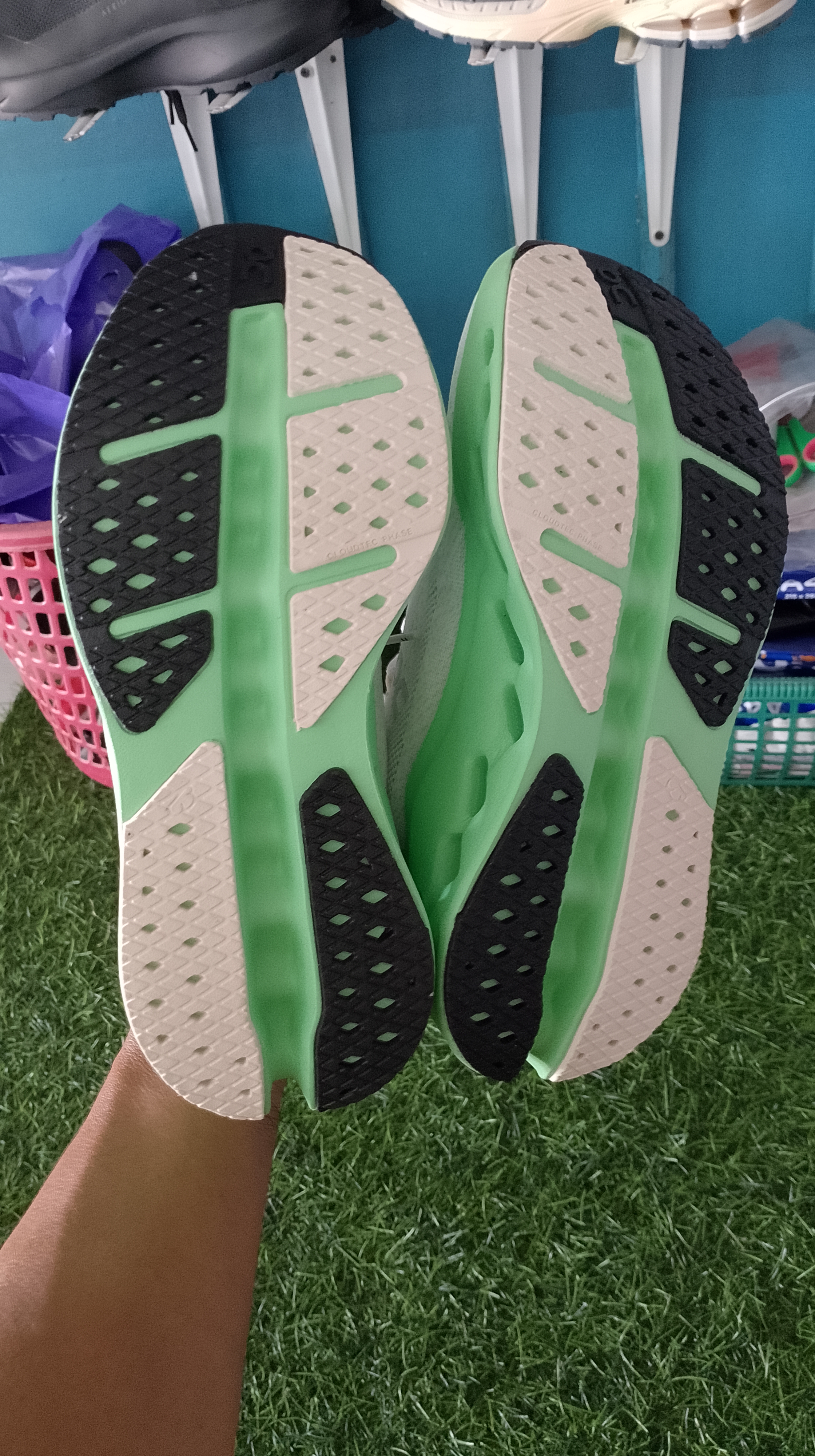 On Cloudsurfer Max "Ivory/Honeydew" (atau Mineral Honeydew) foto 2