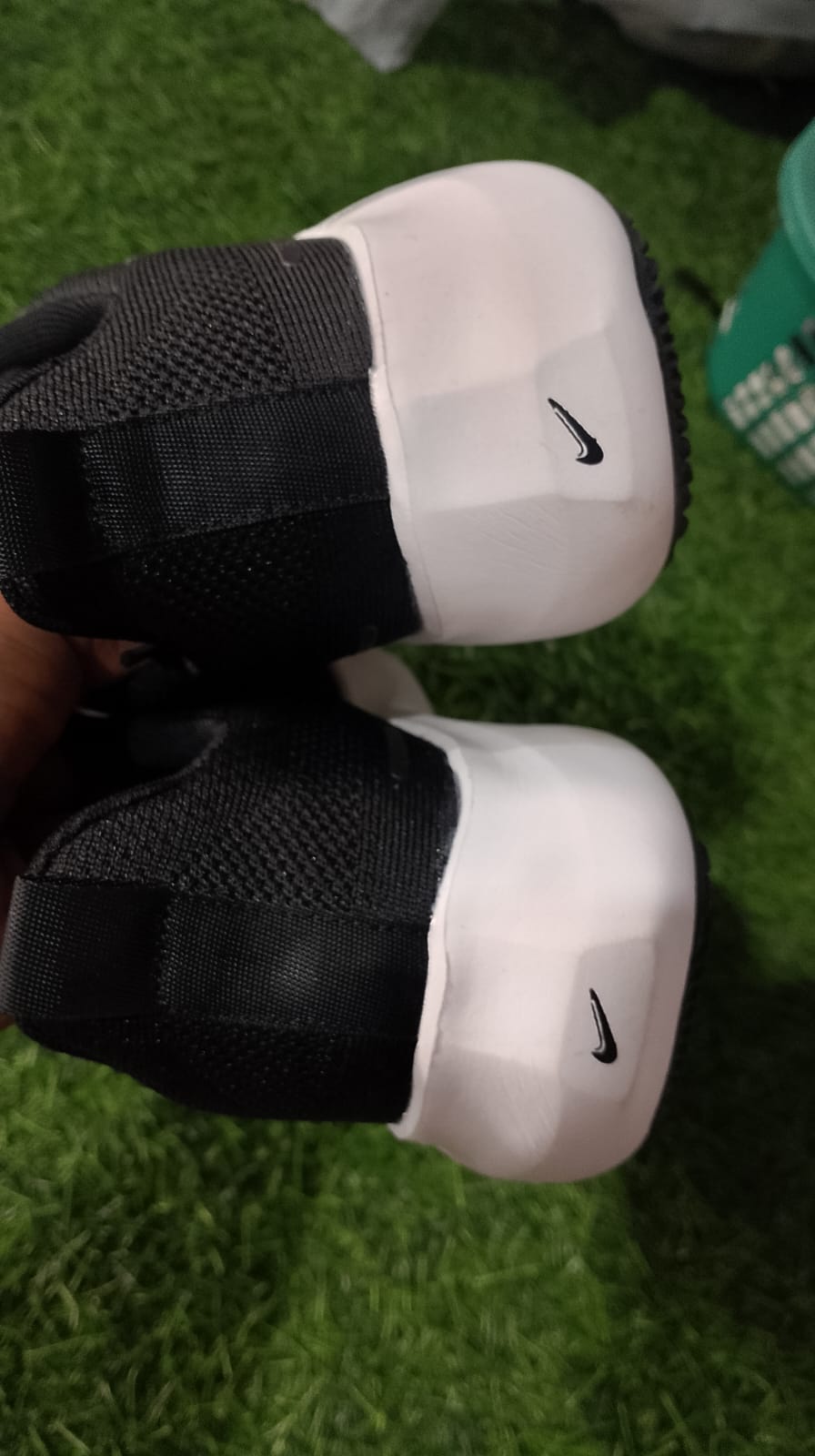Nike Downshifter 13 in the popular "Black/White" colorway foto 3