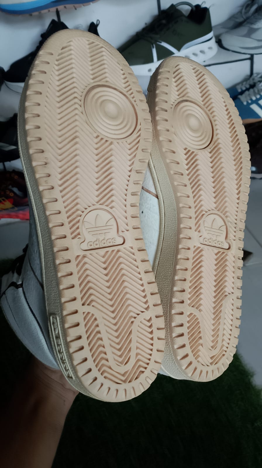 Star Wars x adidas Top Ten Hi "The Child" foto 2