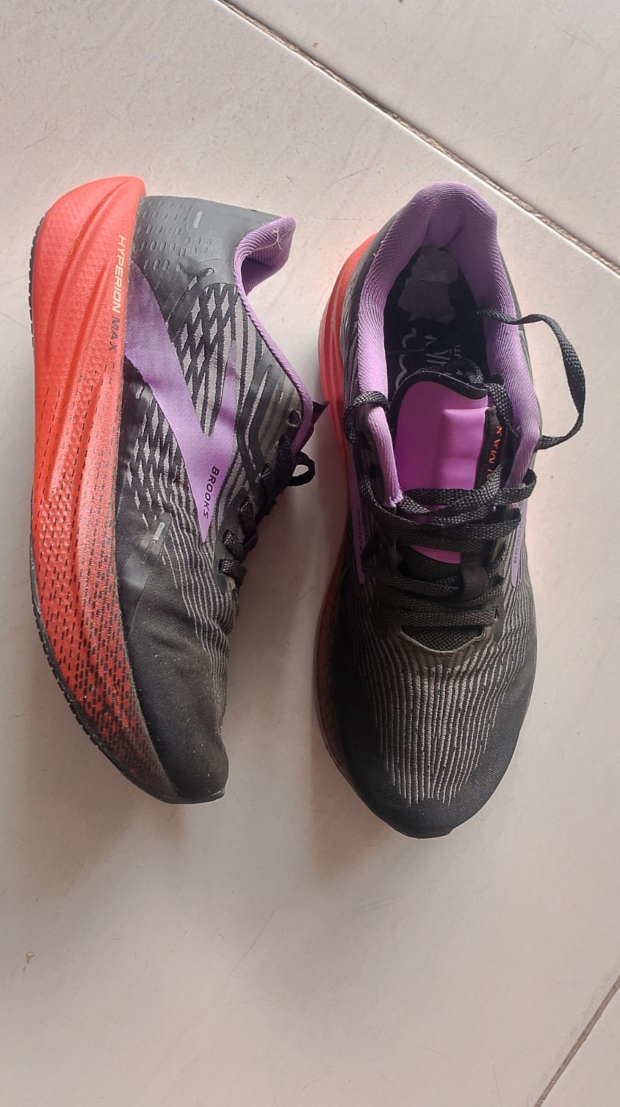 sepatu lari cewek brooks foto 2