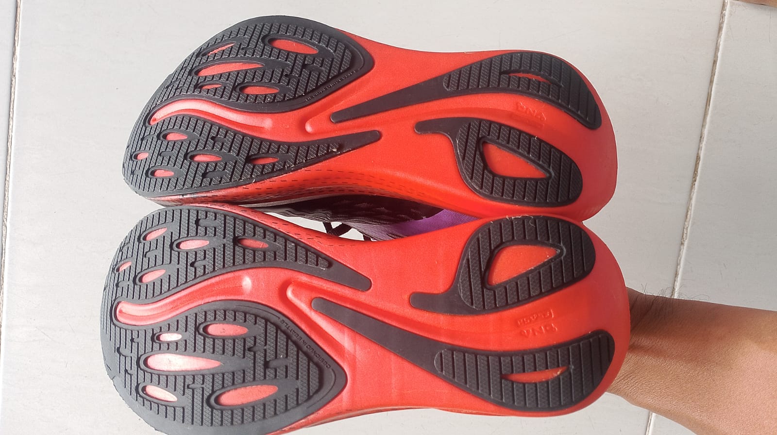 sepatu lari cewek brooks foto 3