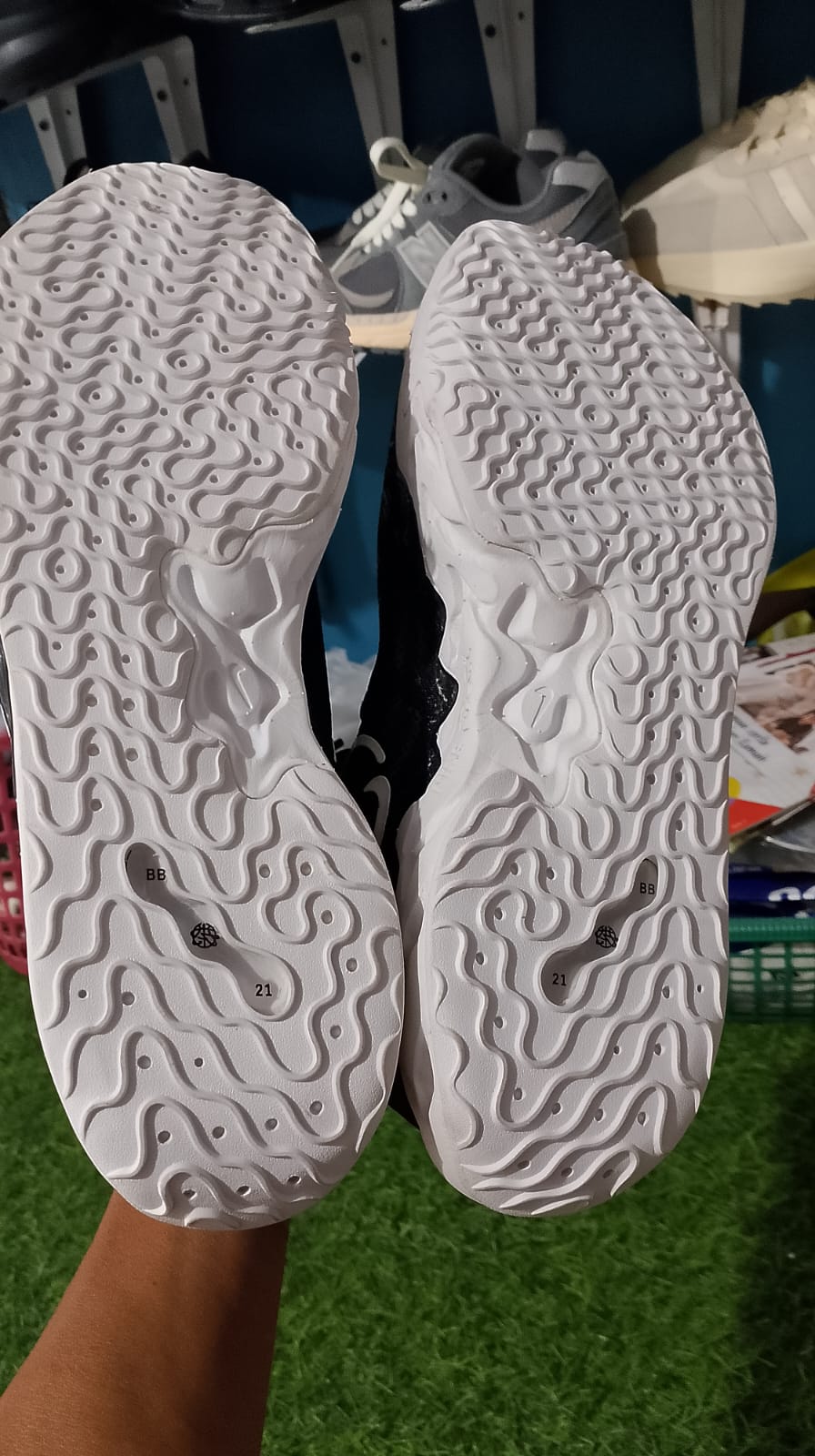 Air Jordan 4 Retro "Linen" (atau dikenal juga sebagai varian "Sand" foto 3