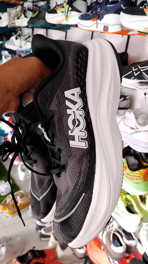 sepatu lari hoka foto 4