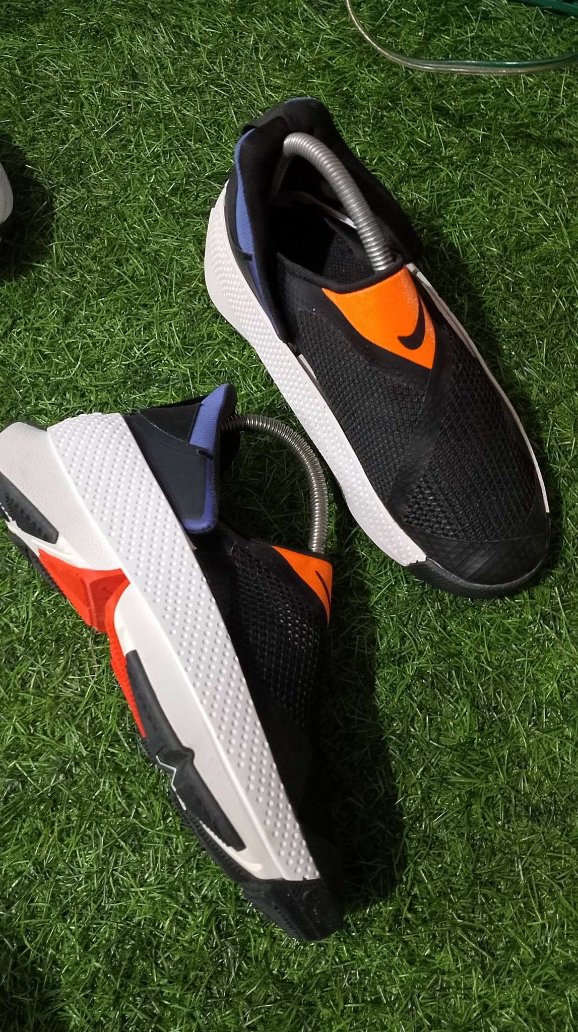 Nike GO FlyEase "Black Bright Crimson Sapphire" slip on foto 2