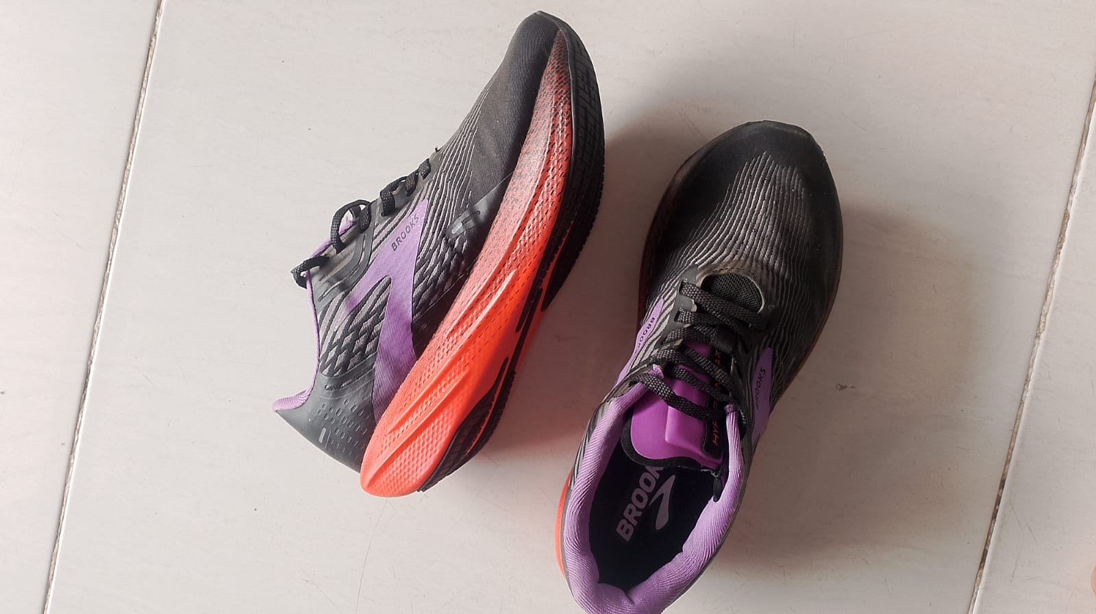 sepatu lari cewek brooks foto 5