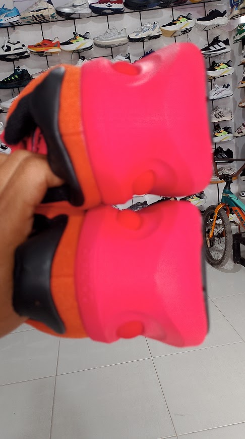 sepatu sneakers merah foto 4