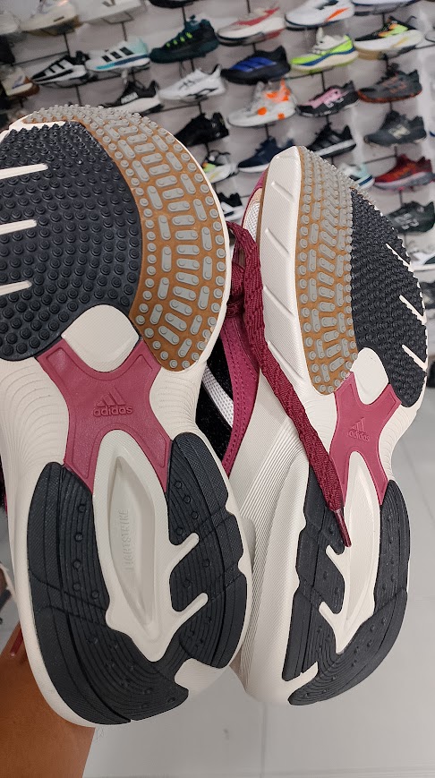 sneaker adidas tapak karet foto 2