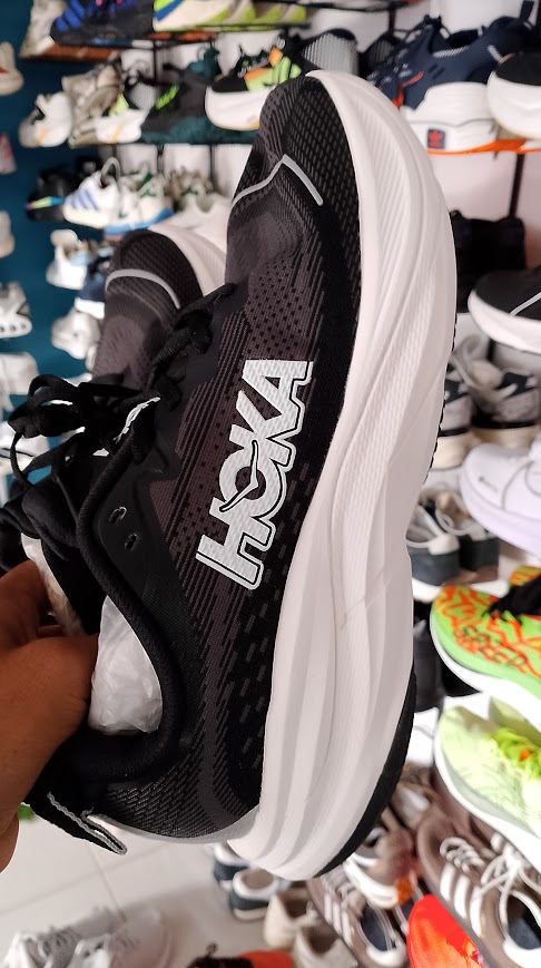 sepatu lari hoka foto 2