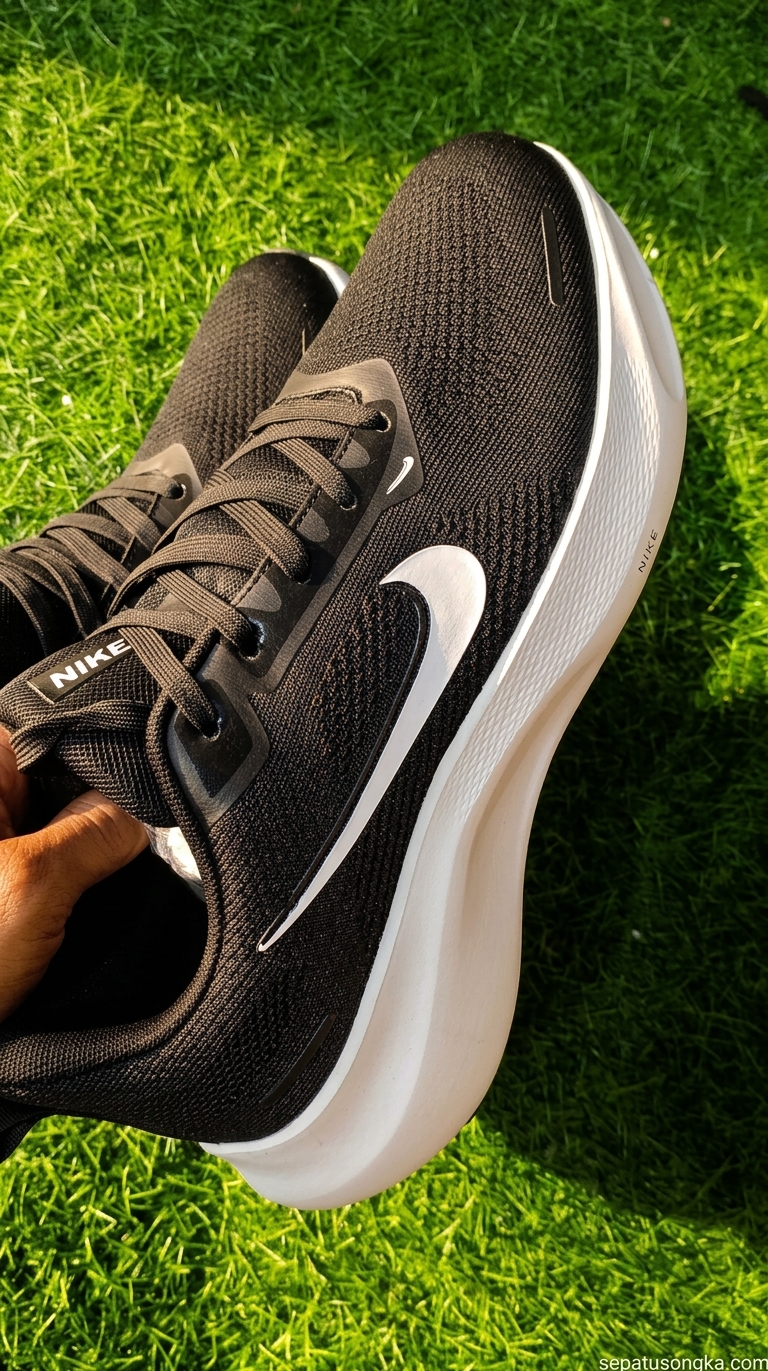 Nike Downshifter 13 in the popular "Black/White" colorway foto 5