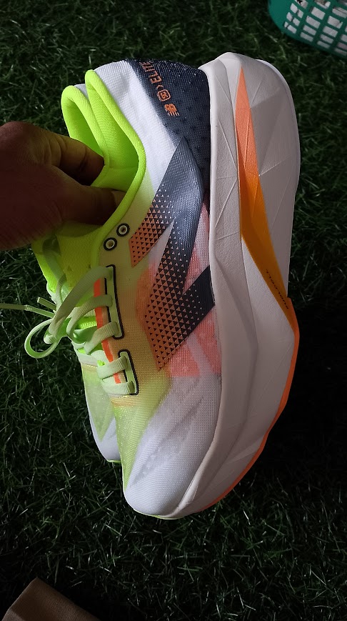 New Balance FuelCell SuperComp Elite v4 "White Lime Mango" (atau White/Hot Mango) foto 4