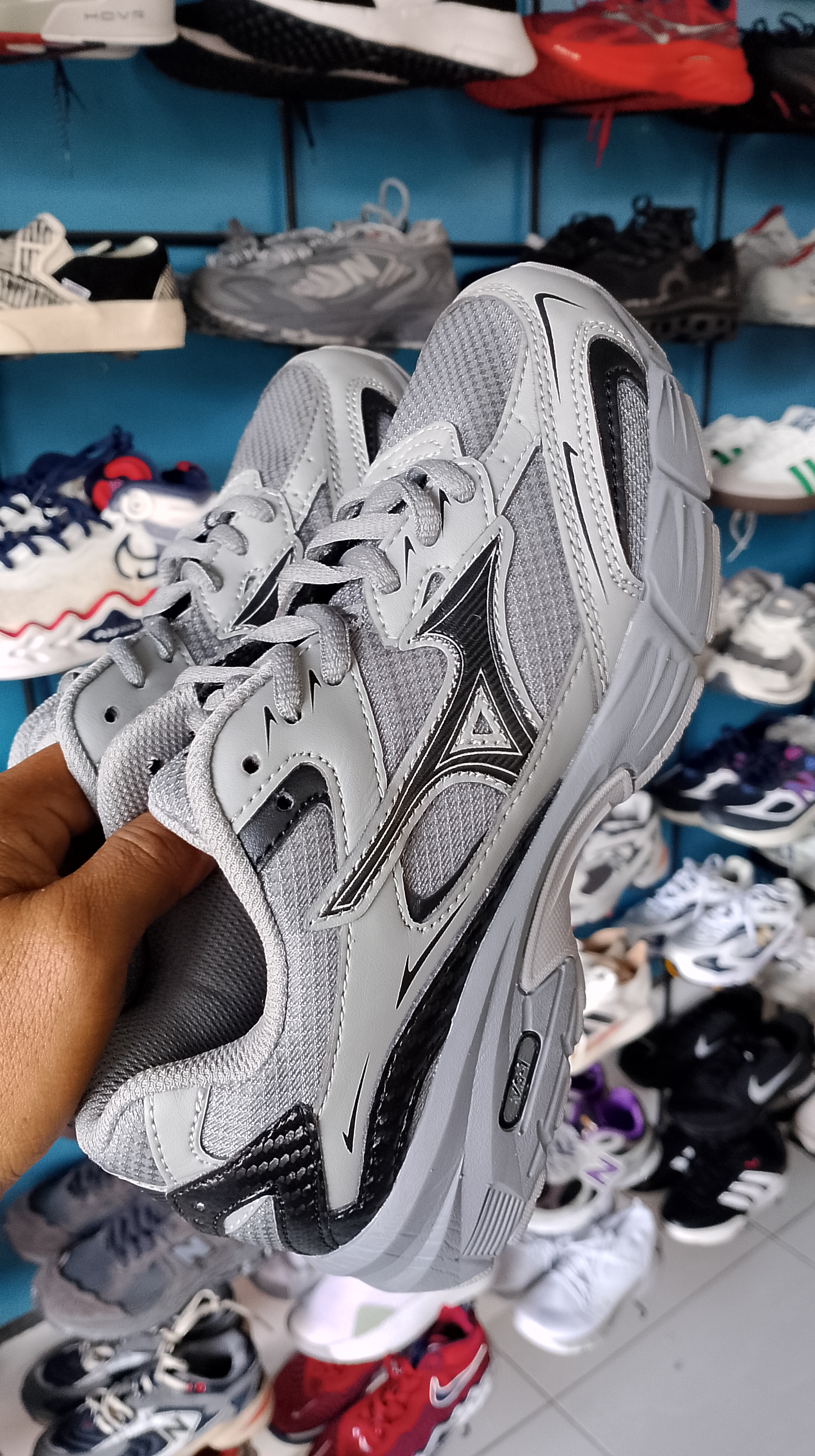 sepatu mitzuno