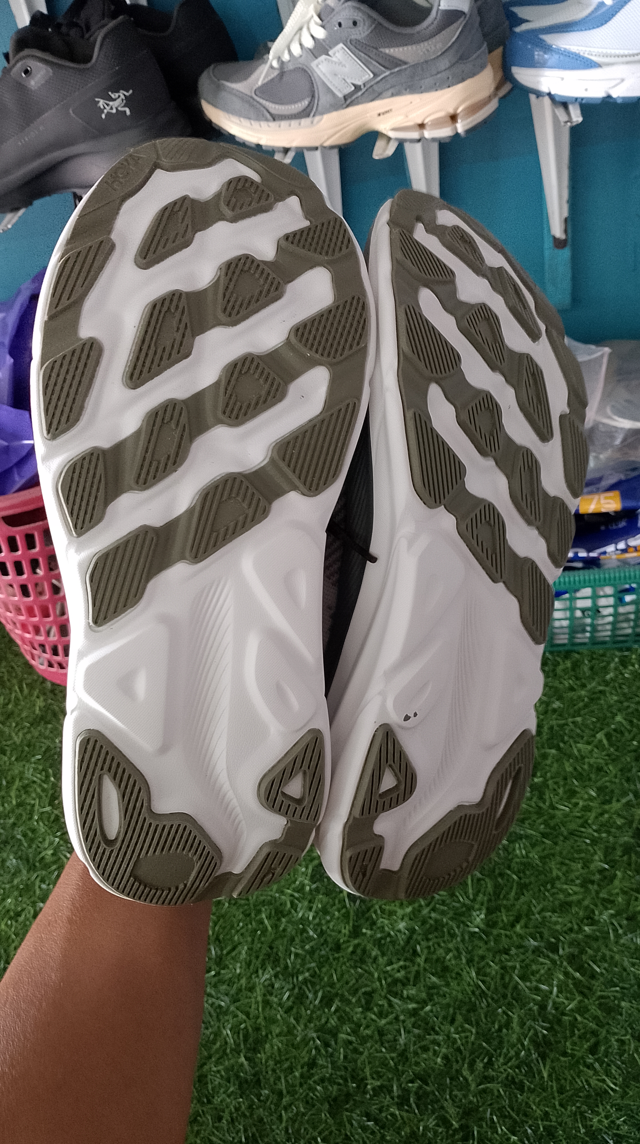 Hoka Clifton 9 "Olive Haze / Mercury" dengan kode gaya/SKU 1127895-OHMR foto 2