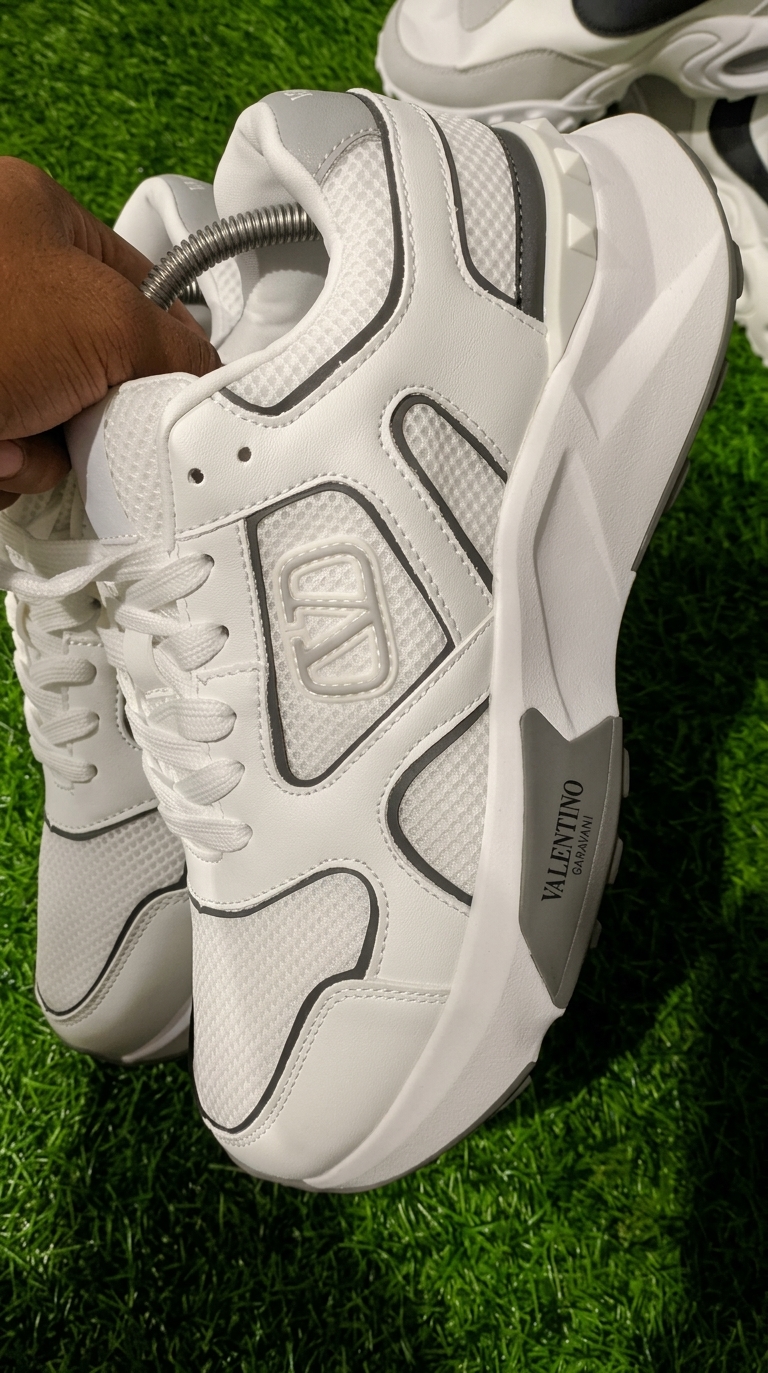 Valentino Garavani VLogo Easy Jogger Low-Top Sneakers. foto 2