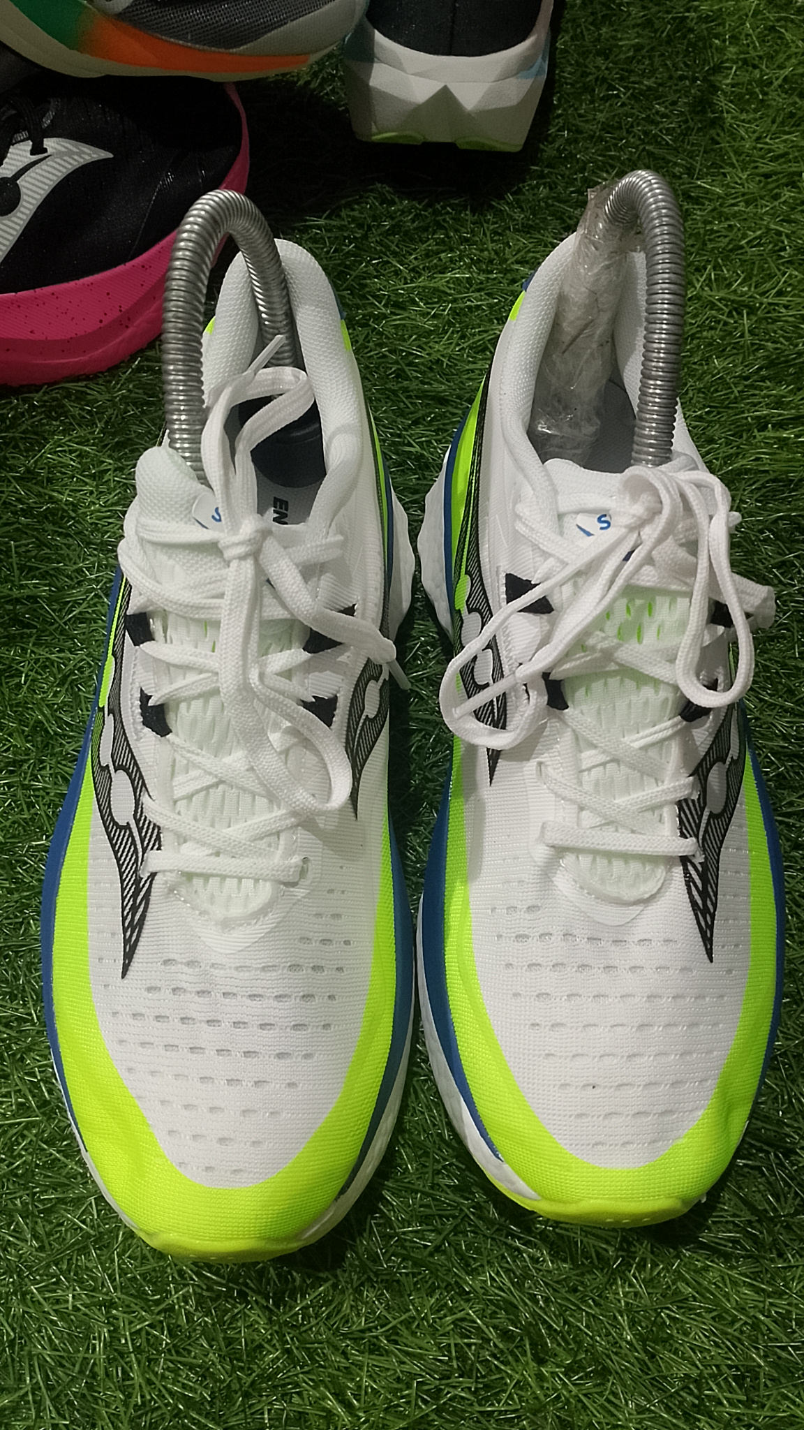 sepatu lari saucony foto 2