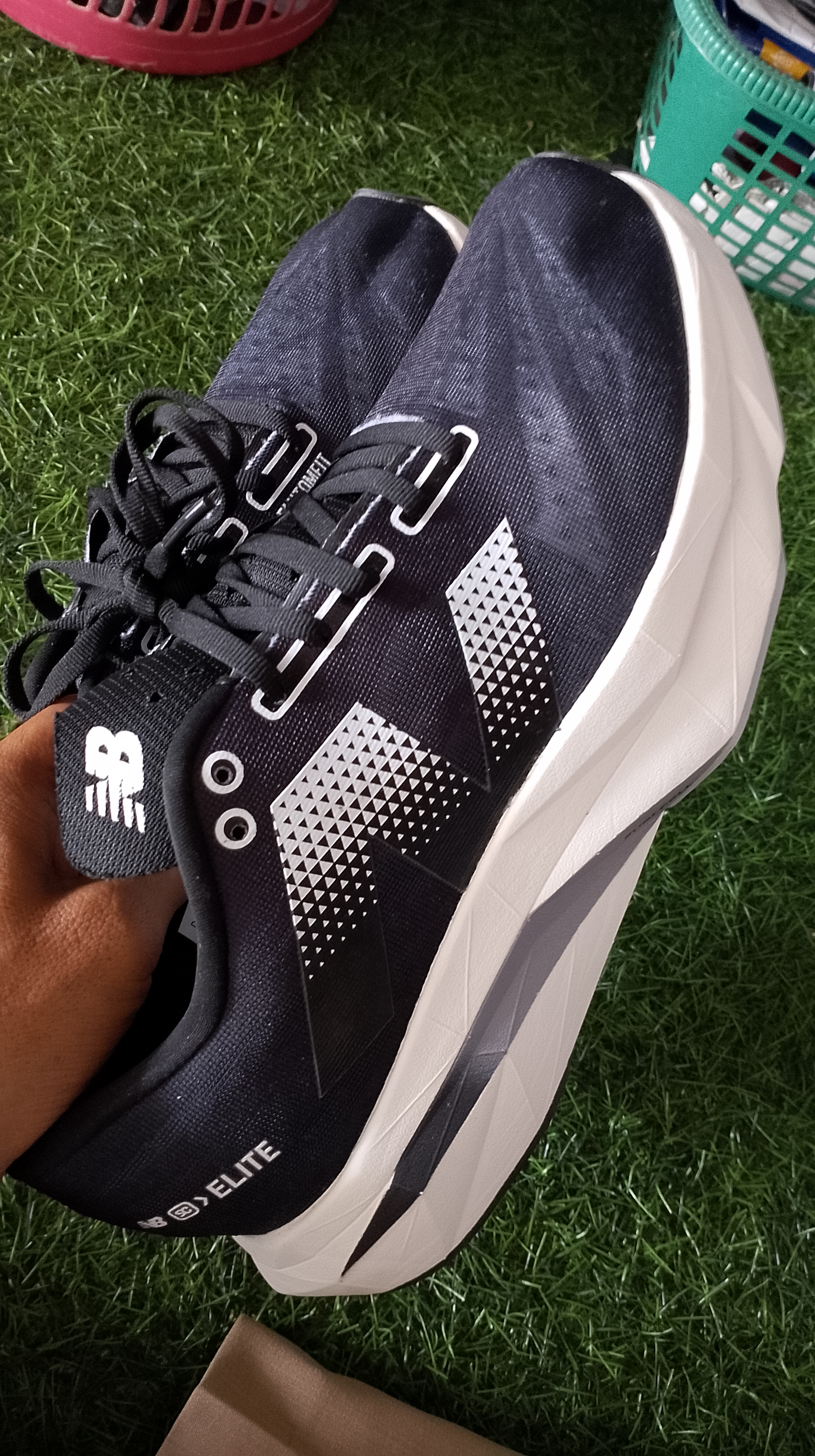 New Balance FuelCell Rebel v4 "Black/White" (atau "Graphite" foto 3