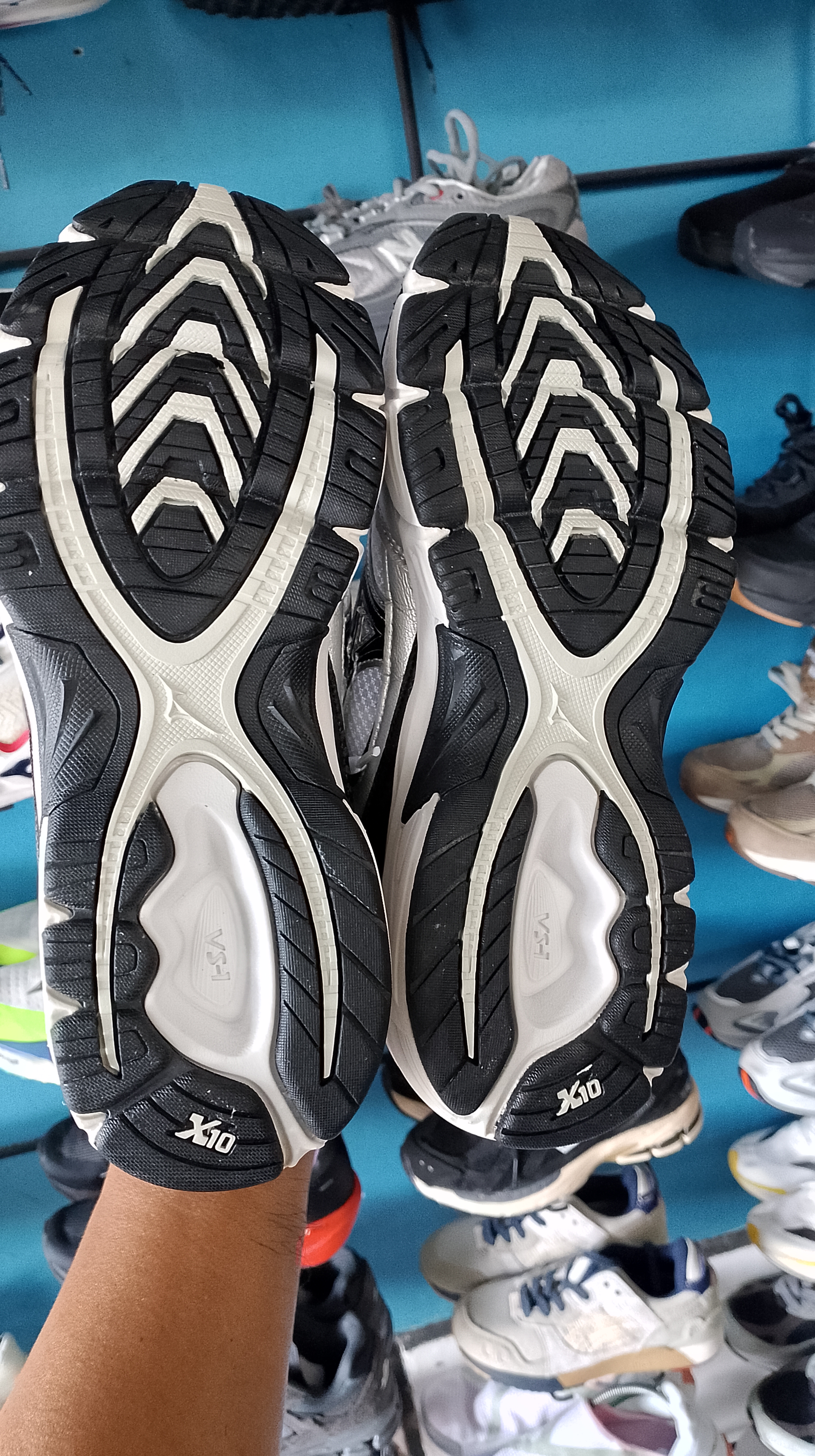 mitzuno sepatu volley foto 3