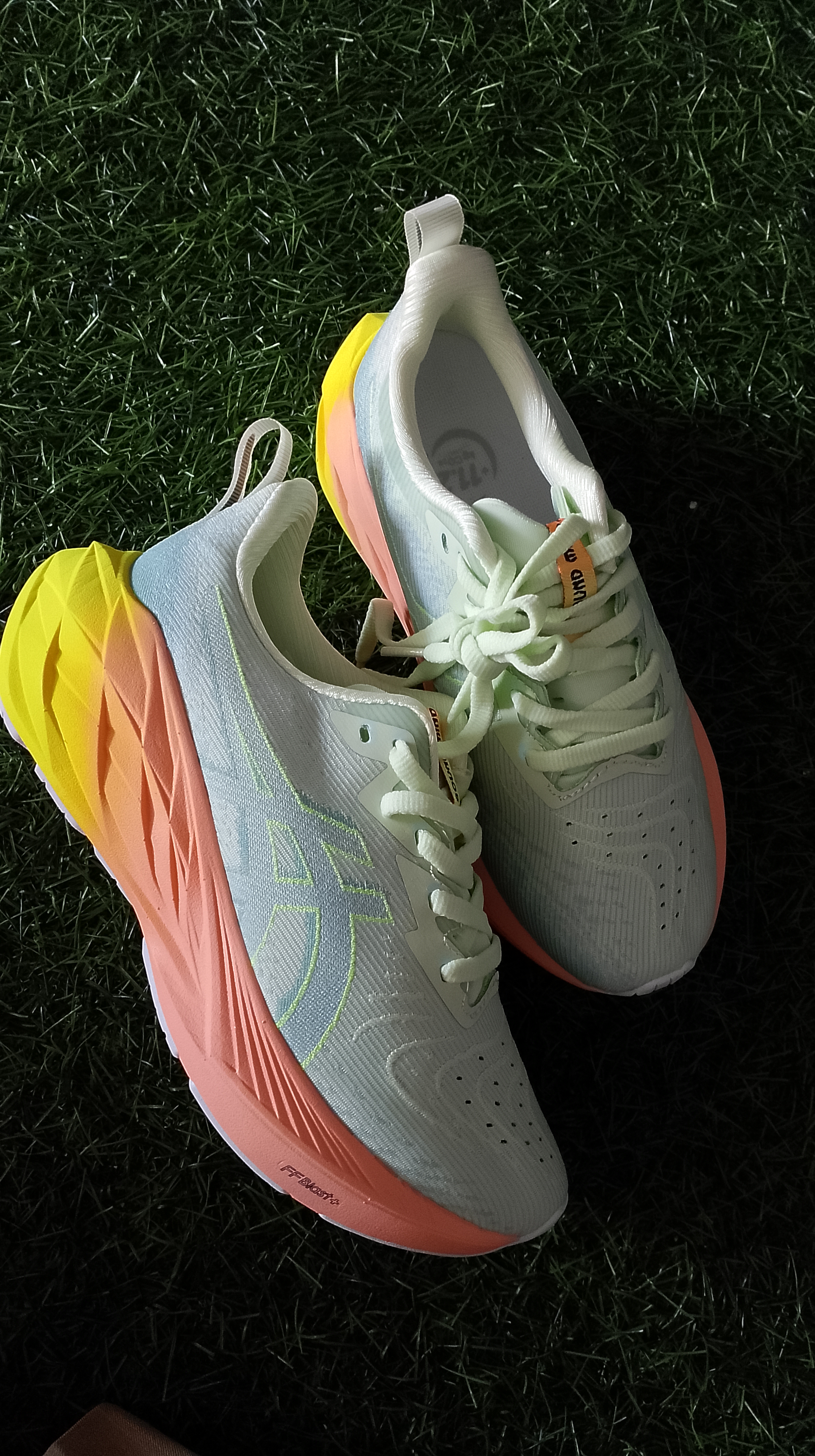 ASICS Novablast 4 "Paris" (Cool Matcha / Safety Yellow) foto 5