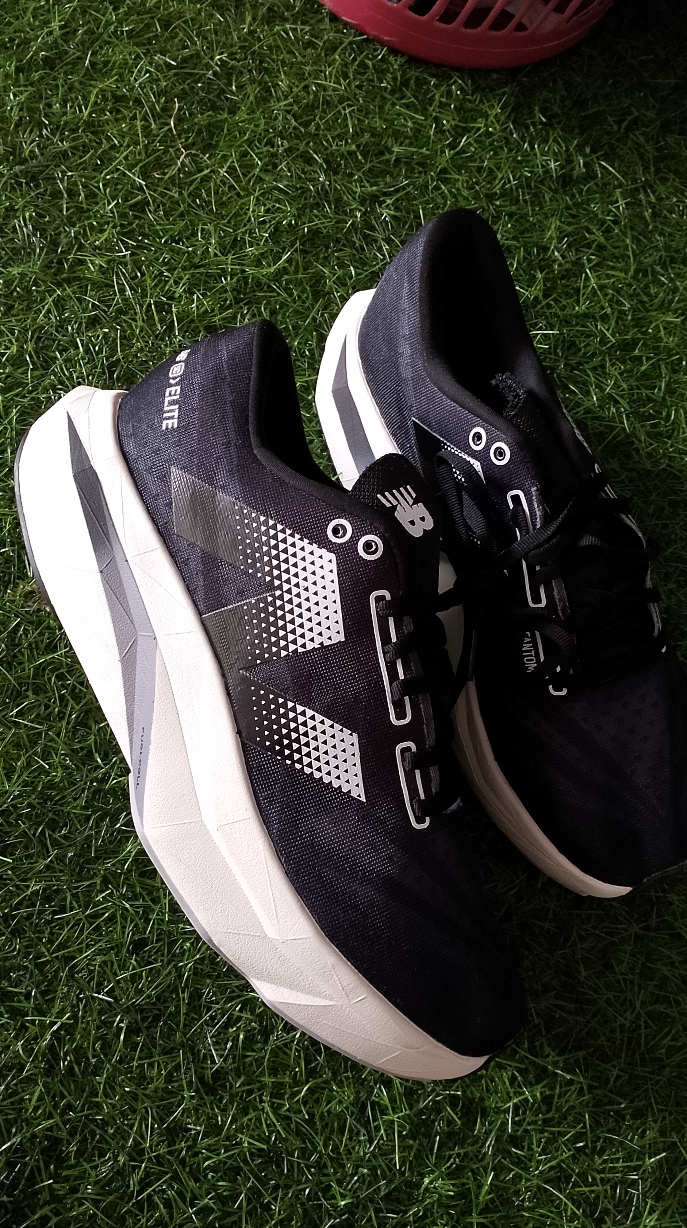 New Balance FuelCell Rebel v4 "Black/White" (atau "Graphite" foto 5